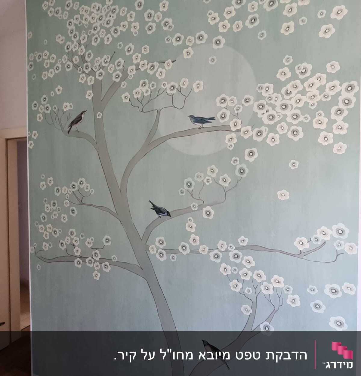 ציור עץ עם פרחים וציפורים על קיר ירוק